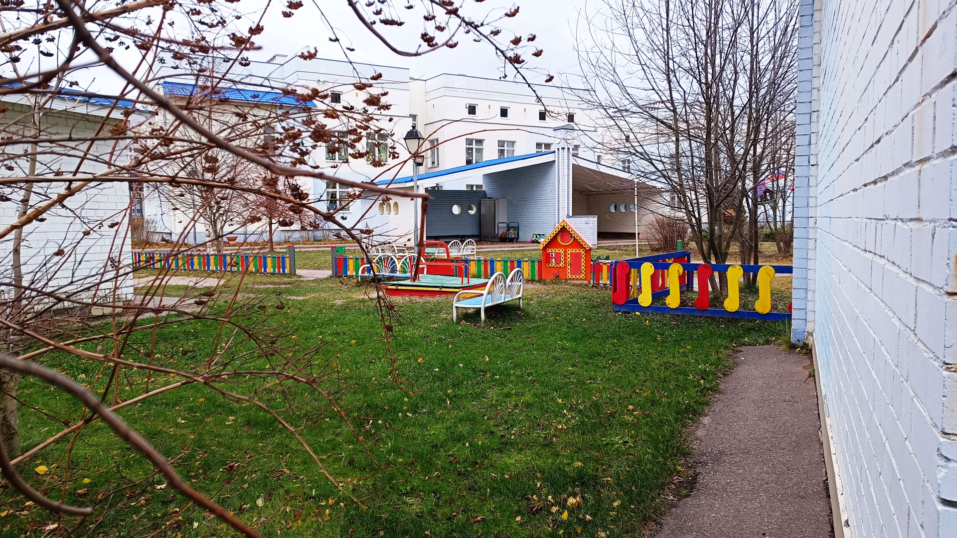Детский сад 100 Ярославль: зона игровой территории. 