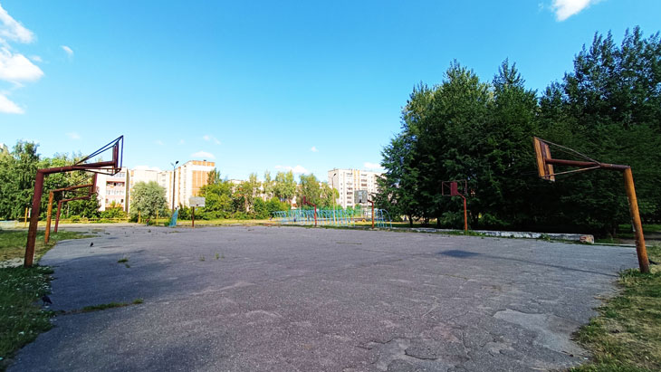 Баскетбольная площадка школы 68 в городе Ярославле.