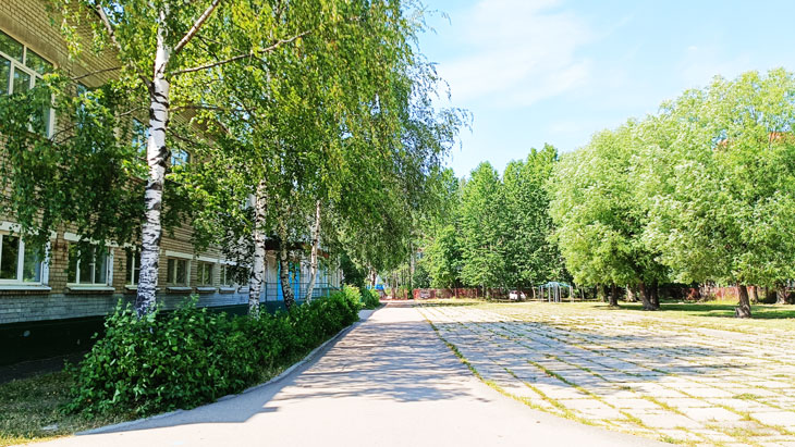 Школьный двор школы № 10 города Ярославля.