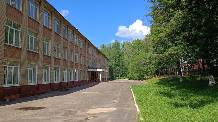 Школьный двор школы № 15 города Ярославля.