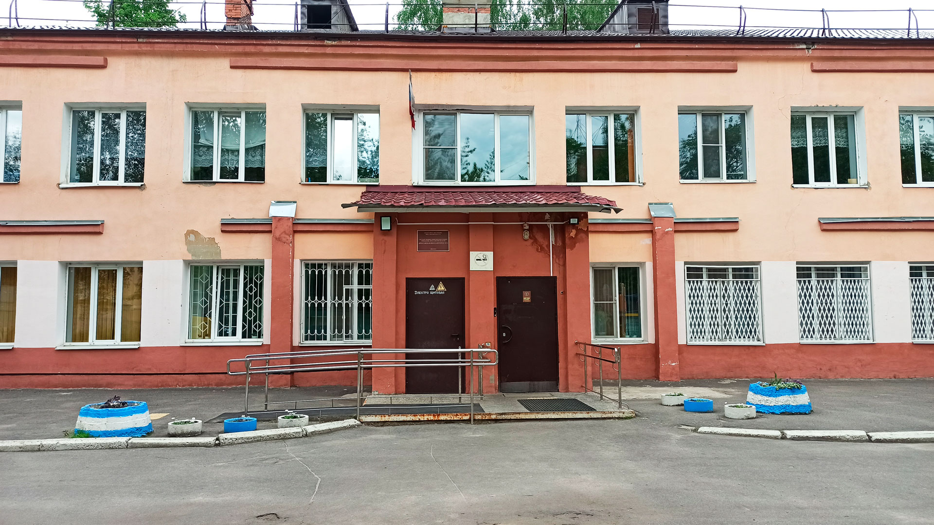 Школа-интернат 9 Ярославль: центральный вход в здание учреждения.