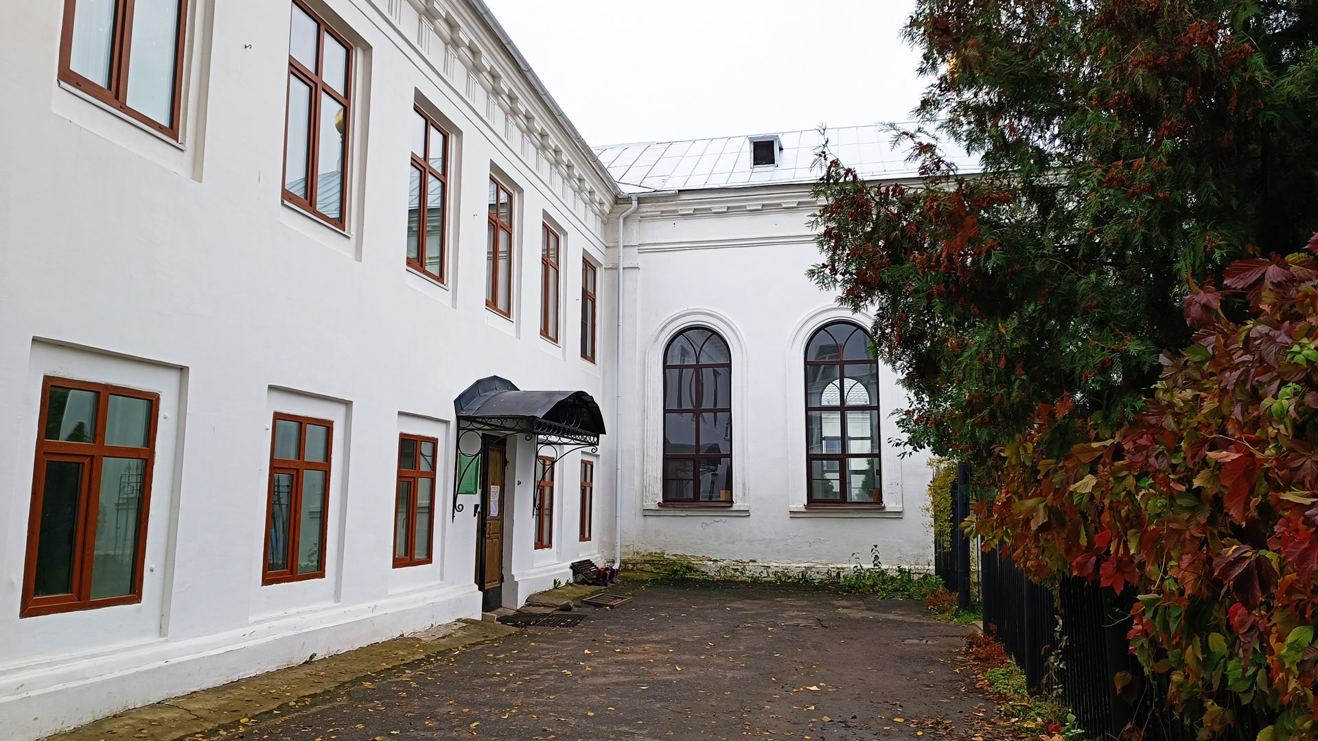 Православная гимназия Ярославль: центральный вход в здание учреждения.
