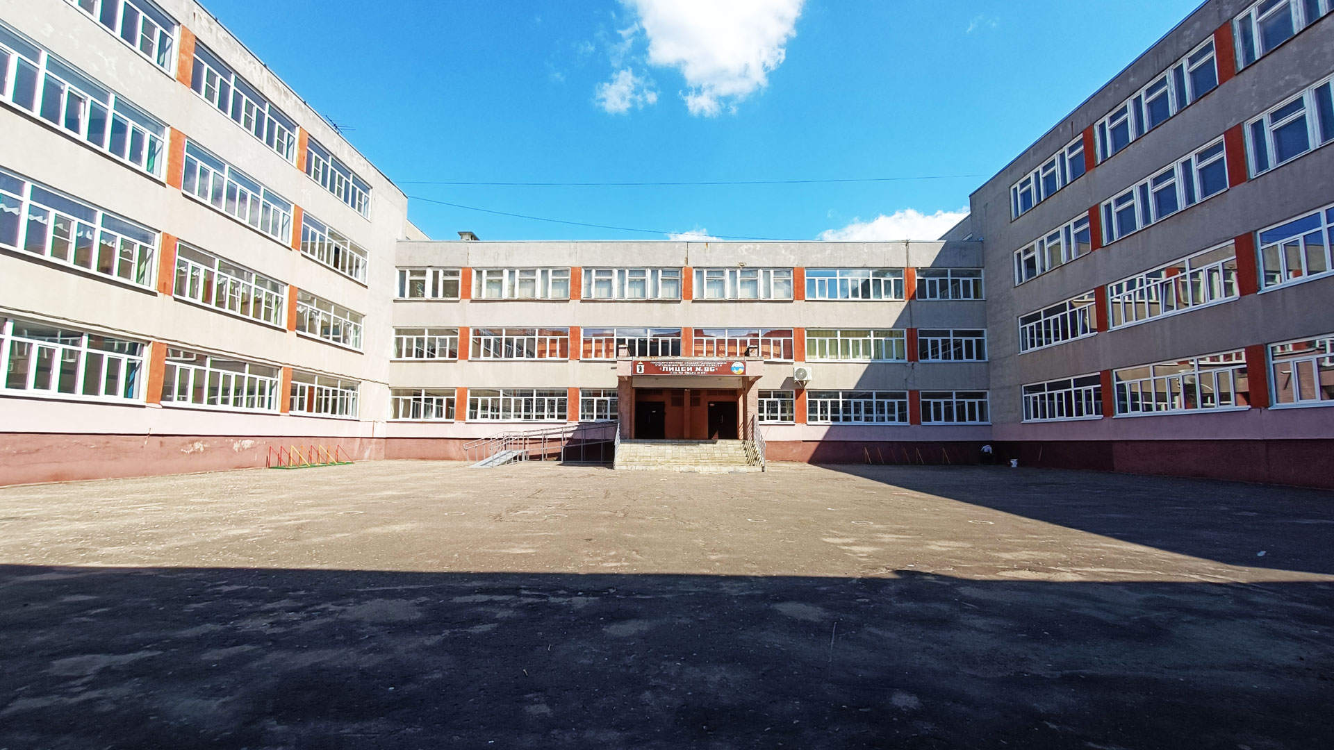 Лицей 86 Ярославль: центральный вход в здание учреждения.