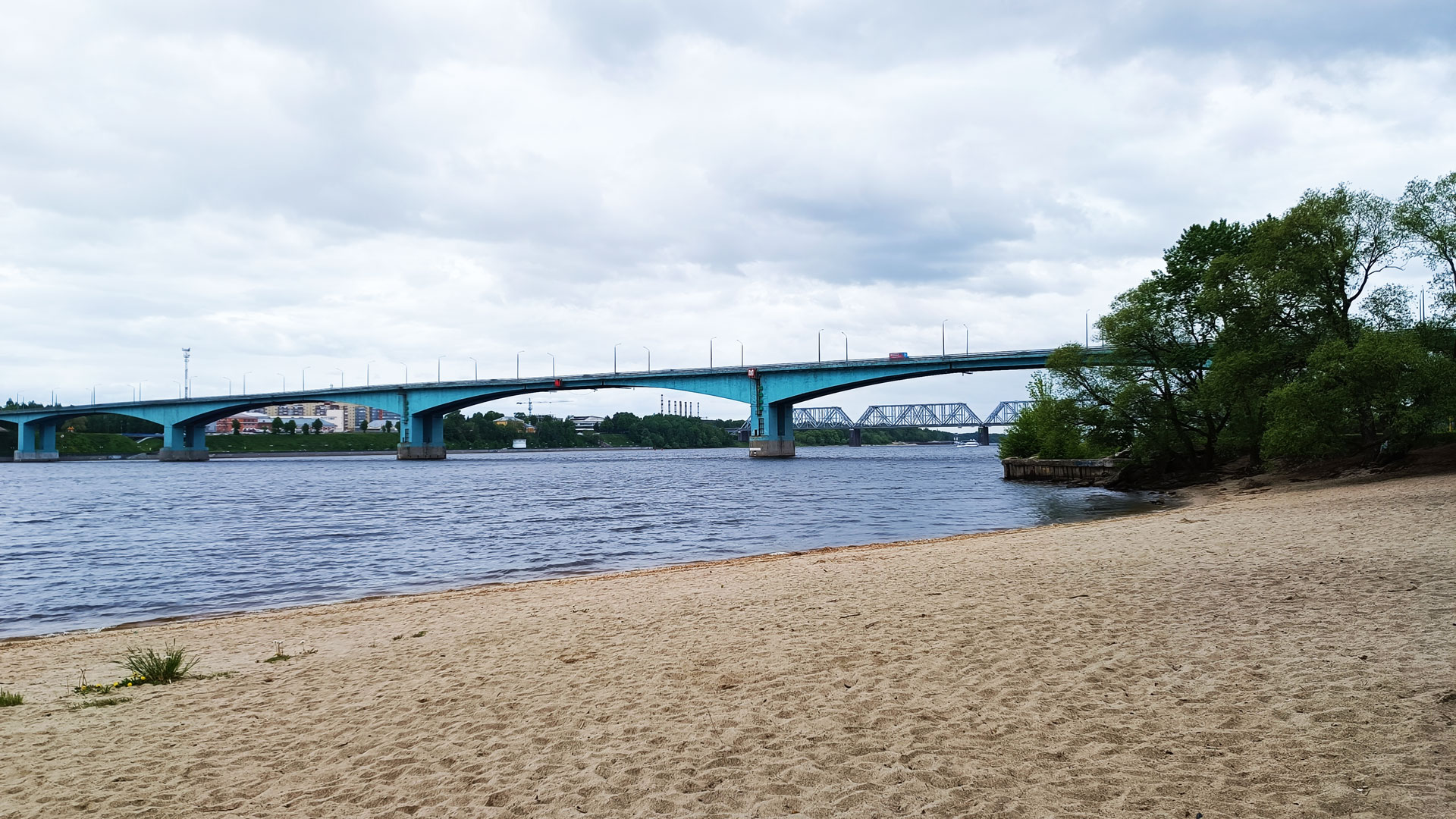 Вид на Октябрьский мост с берега Тверицкого пляжа Ярославля.