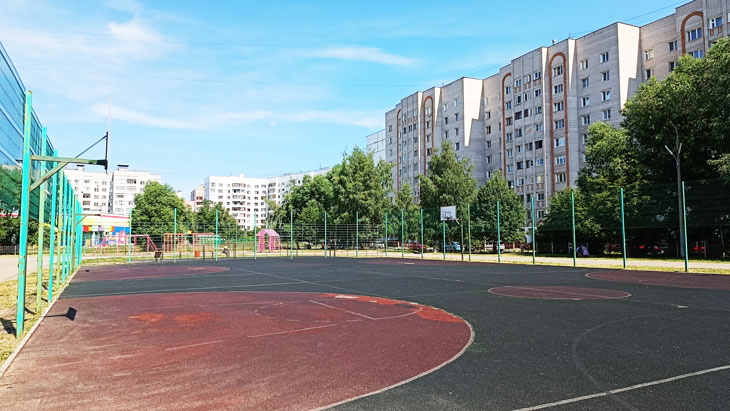 Школа 90 Ярославль: огороженная спортивная площадка.