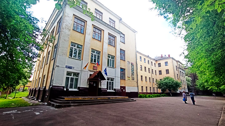 Школьный двор школы № 57 города Ярославля.