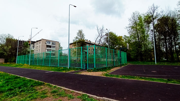 Школа 30 Ярославль: спортивная площадка с ограждением.