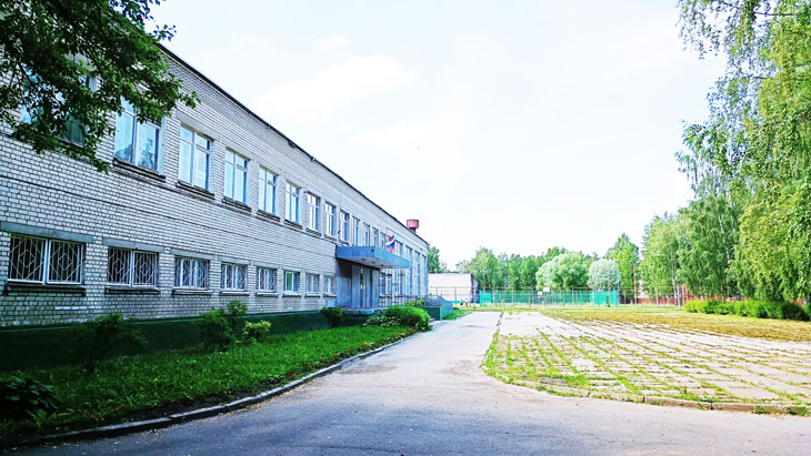 Школьный двор школы № 5 города Ярославля.