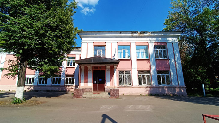 Школьный двор 66 школы в городе Ярославле.
