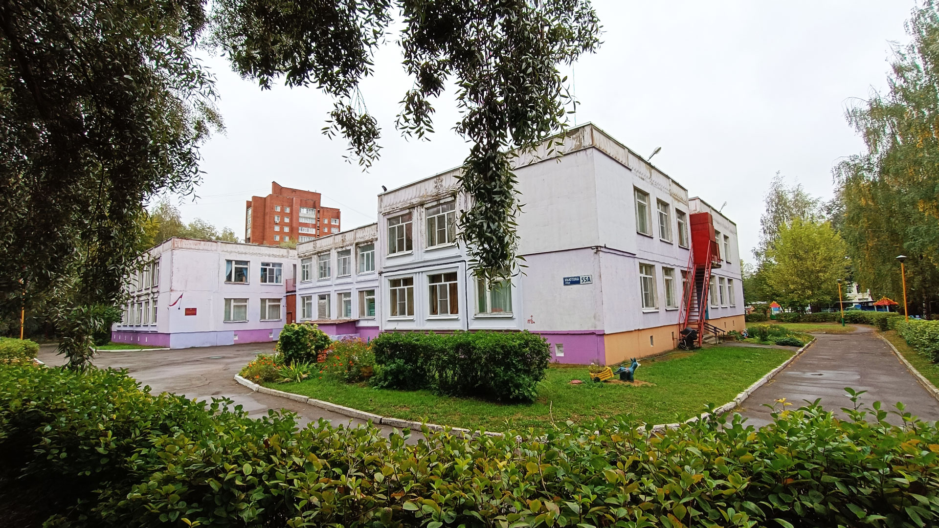 Детский сад 167 Ярославль: панорамный вид здания и территории.