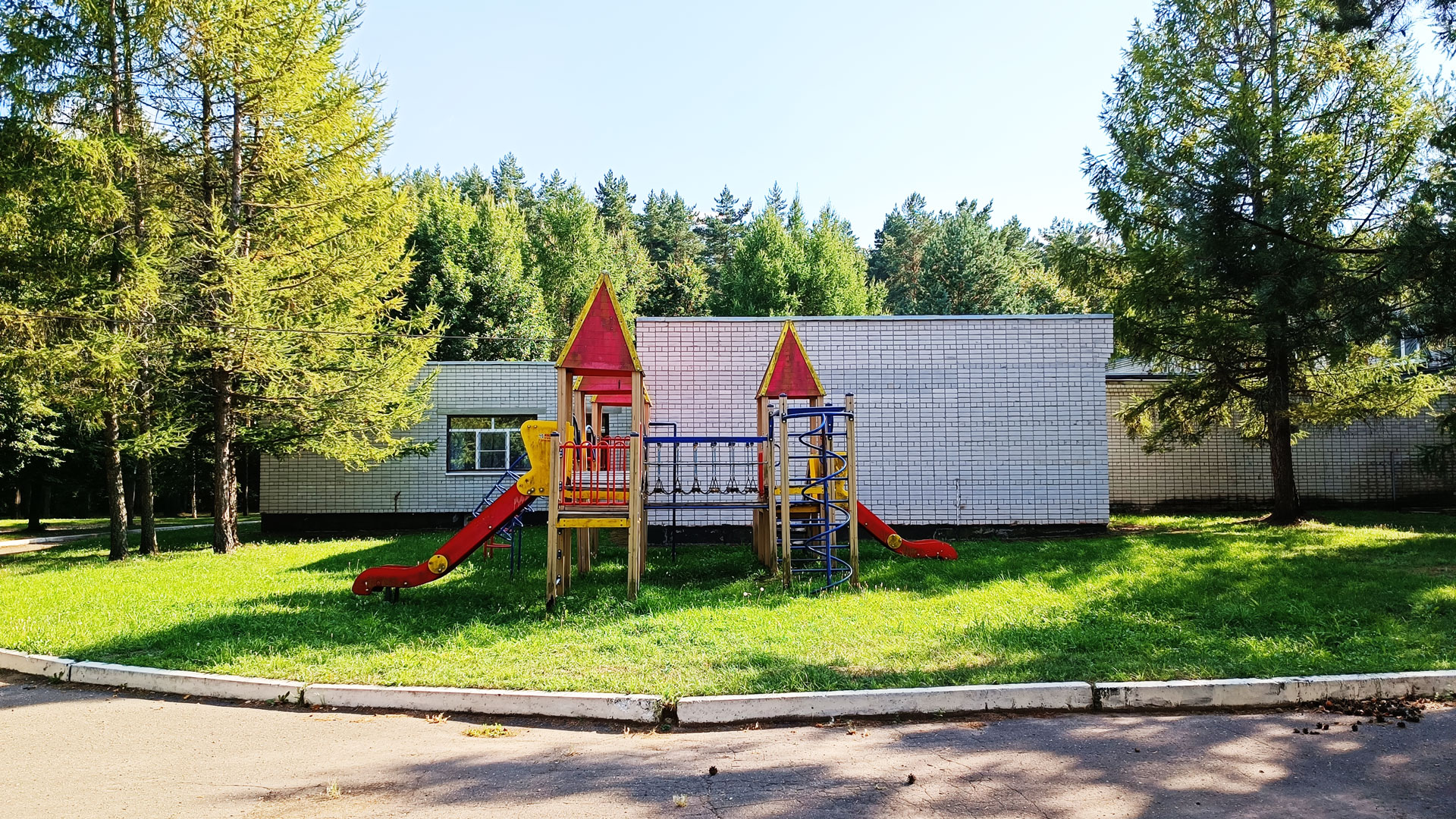 Детский игровой городок санаторно-лесной школы в г. Ярославле.