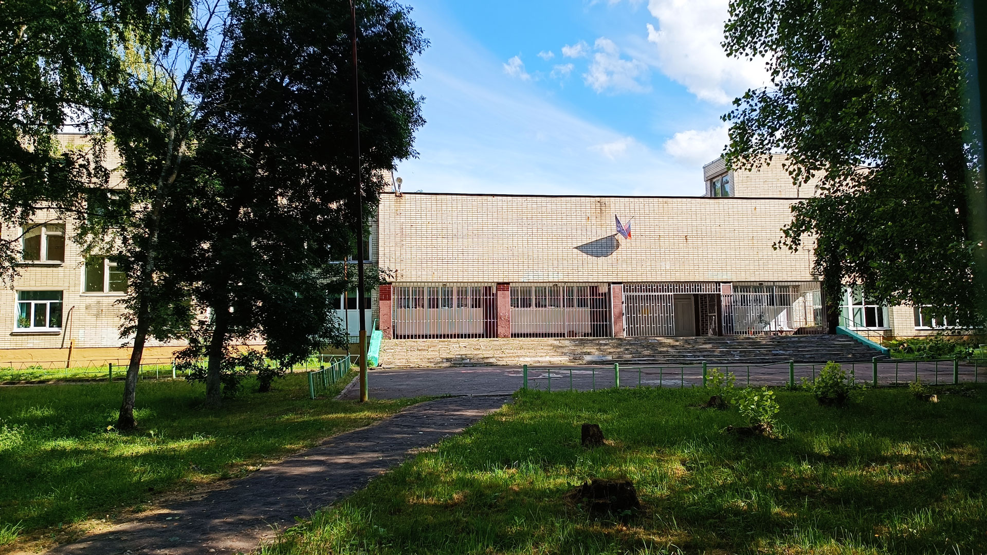 Школа 29 Ярославль: центральный вход в здание учреждения.