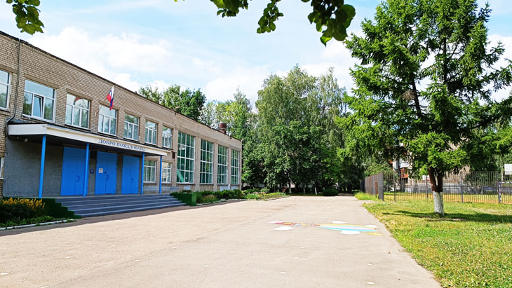 Школьный двор СОШ № 27 в городе Ярославле.