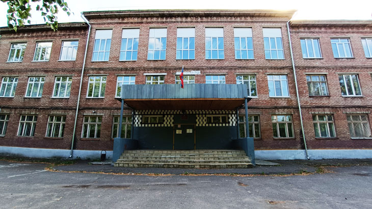 Общий вид здания школы № 16 города Ярославля.