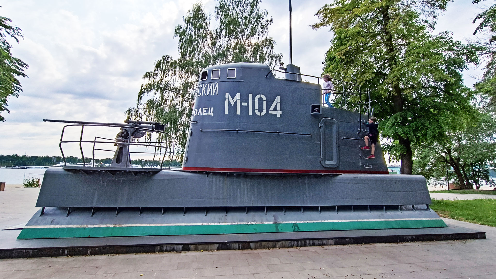 Тверицкая набережная Ярославль: корпус подводной лодки М-104 «Ярославский комсомолец».
