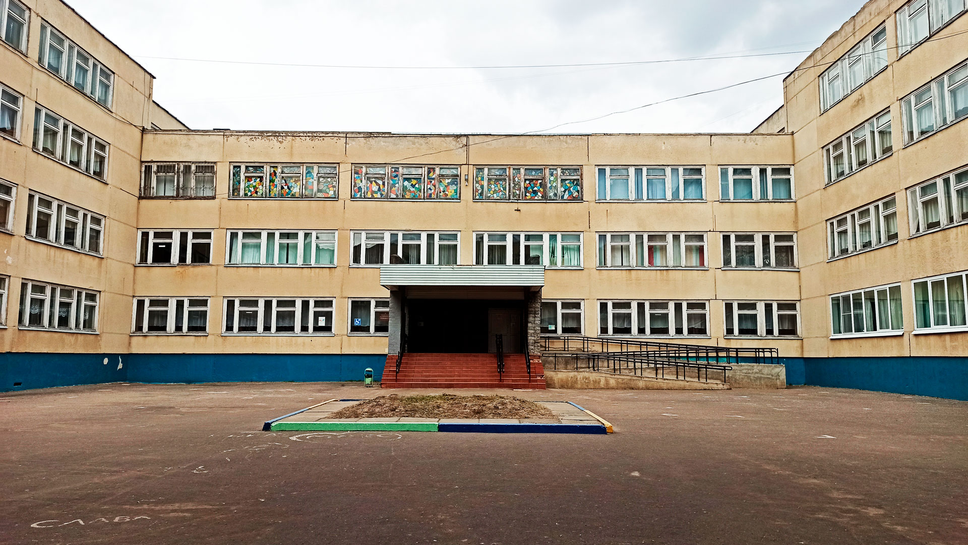 Школа 83 Ярославль: центральный вход в здание учреждения.