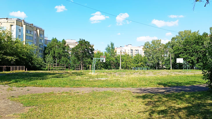 Баскетбольная площадка школы 14 в городе Ярославле.
