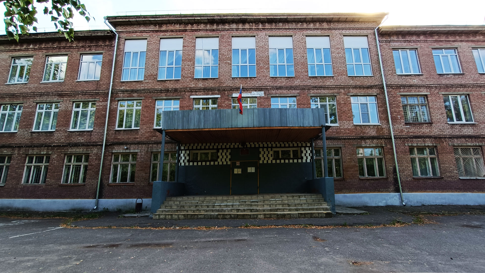 Школа 16 Ярославль: центральный вход в здание учреждения.