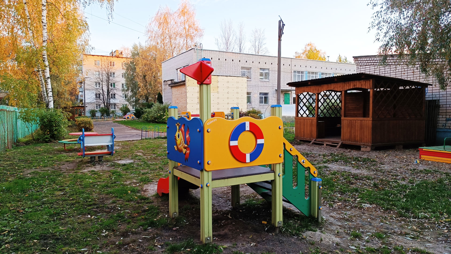 Детский сад 127 Ярославль: беседка, горки, песочница, столы, скамейка.