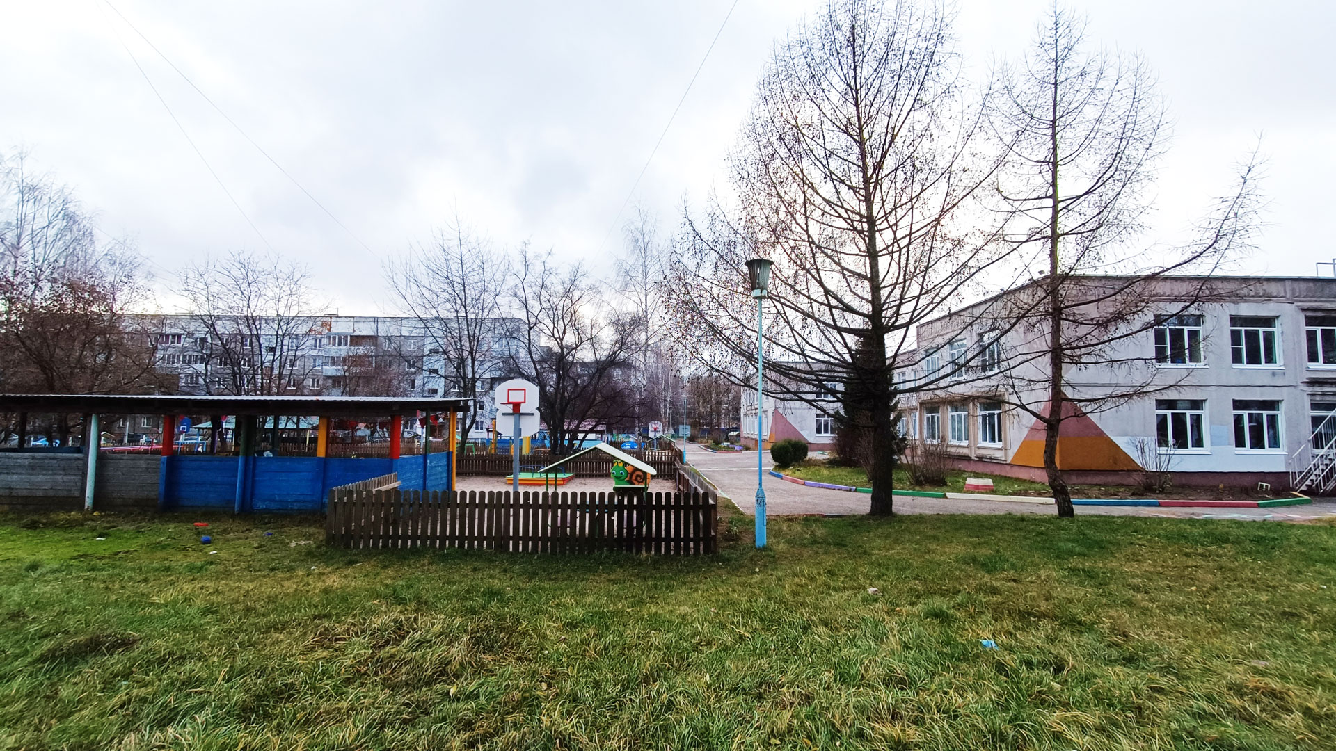 Детский сад 203 Ярославль: панорамный вид здания и спортплощадки.