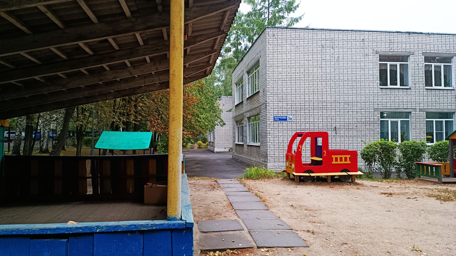 Детский сад 232 Ярославль: беседки и машины.