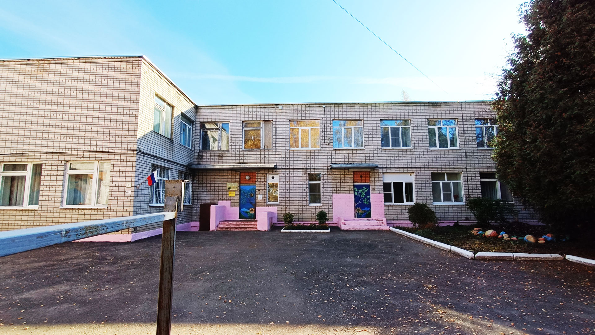 Детский сад 61 Ярославль: главный вход в здание садика.