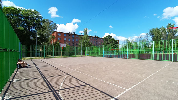 Школа 15 Ярославль: огороженная баскетбольная площадка.