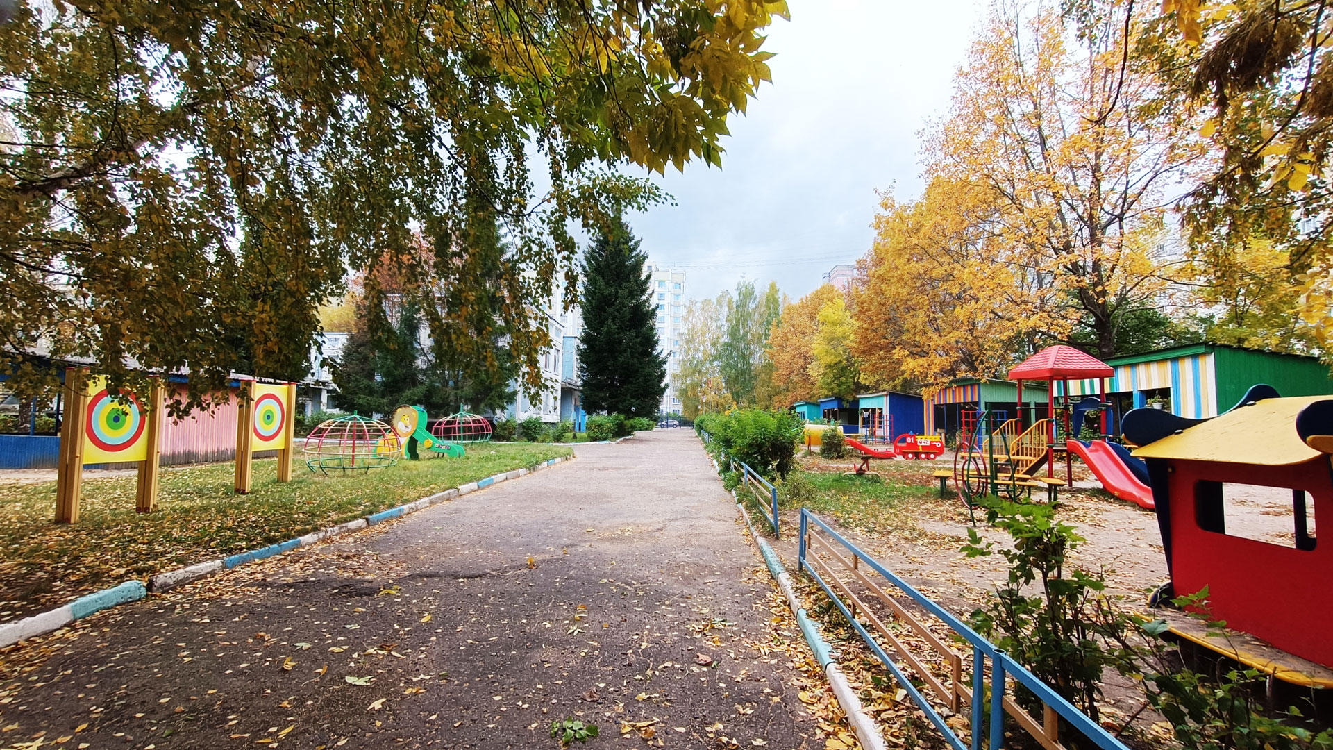 Детский сад 99 Ярославль: площадка для прогулок.