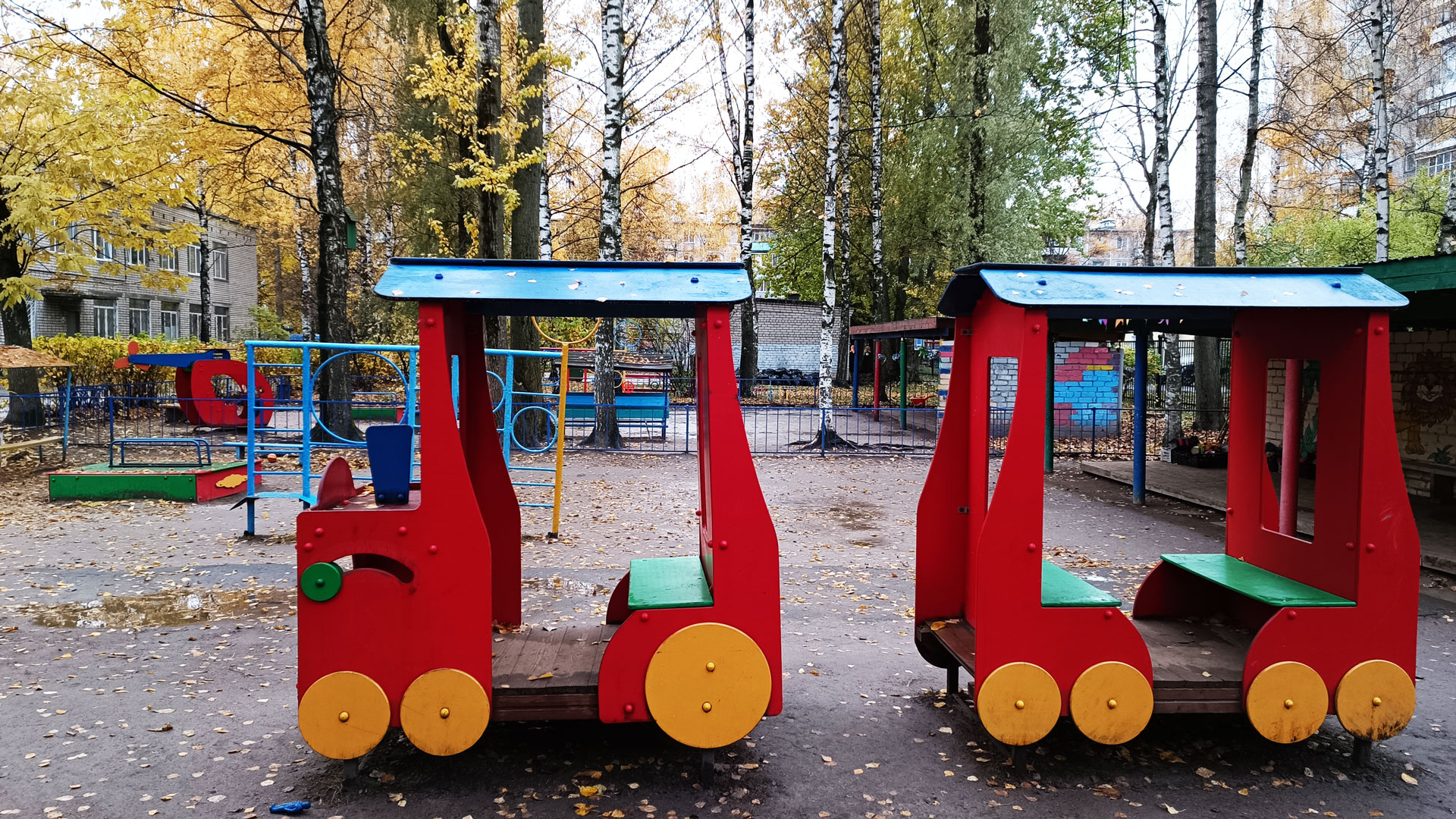 Детский сад 130 Ярославль: паровозик, песочница, лесенки.