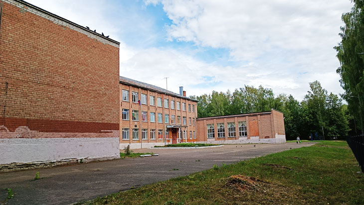 Общий вид школы № 77 города Ярославля.