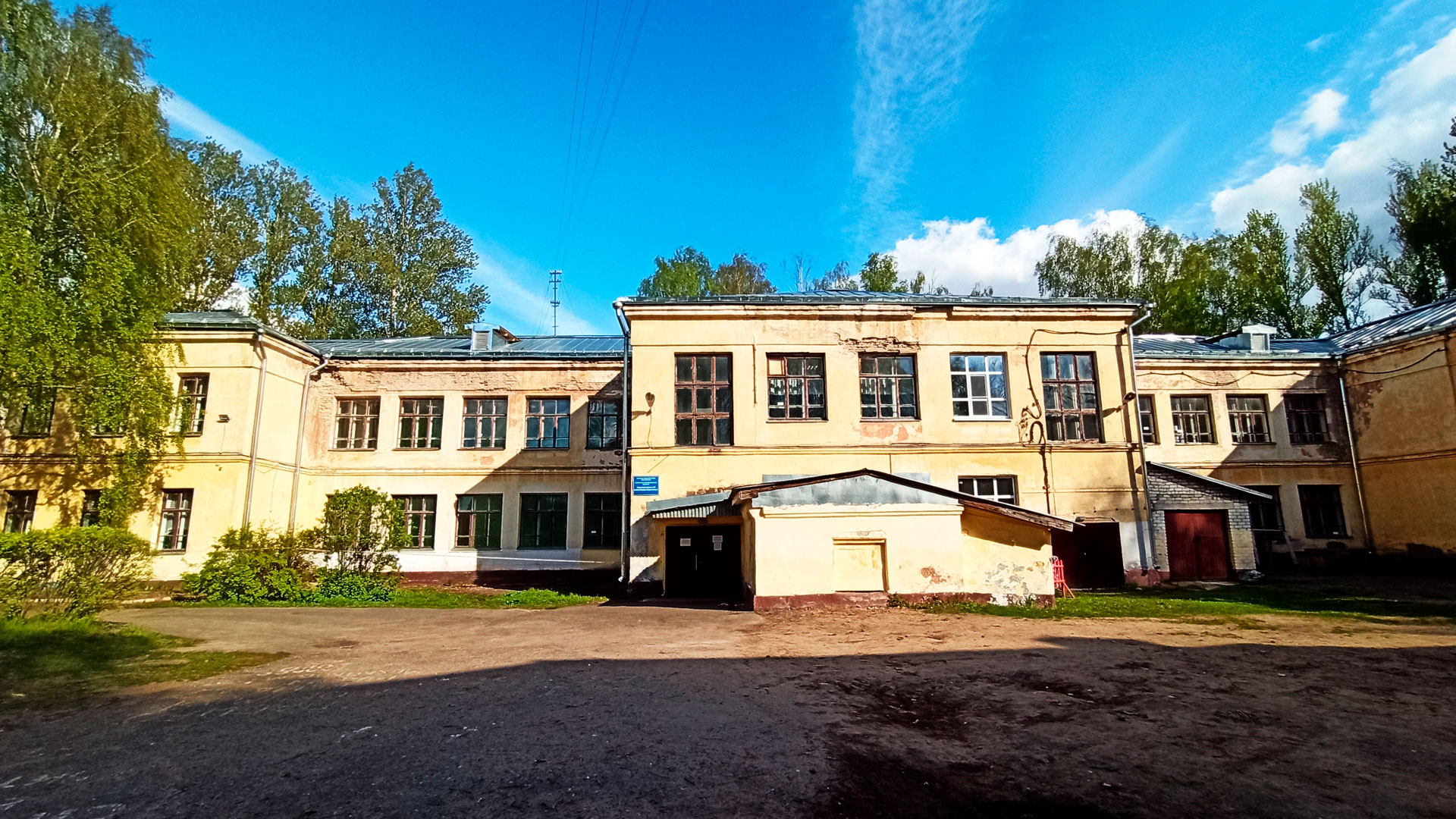 Школа 50 Ярославль: центральный вход в здание учреждения.