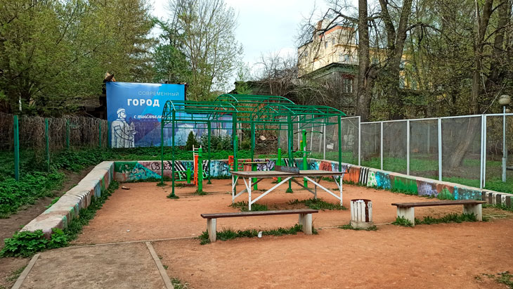 Спортивная площадка для занятий на тренажёрах в школе 43 Ярославля.
