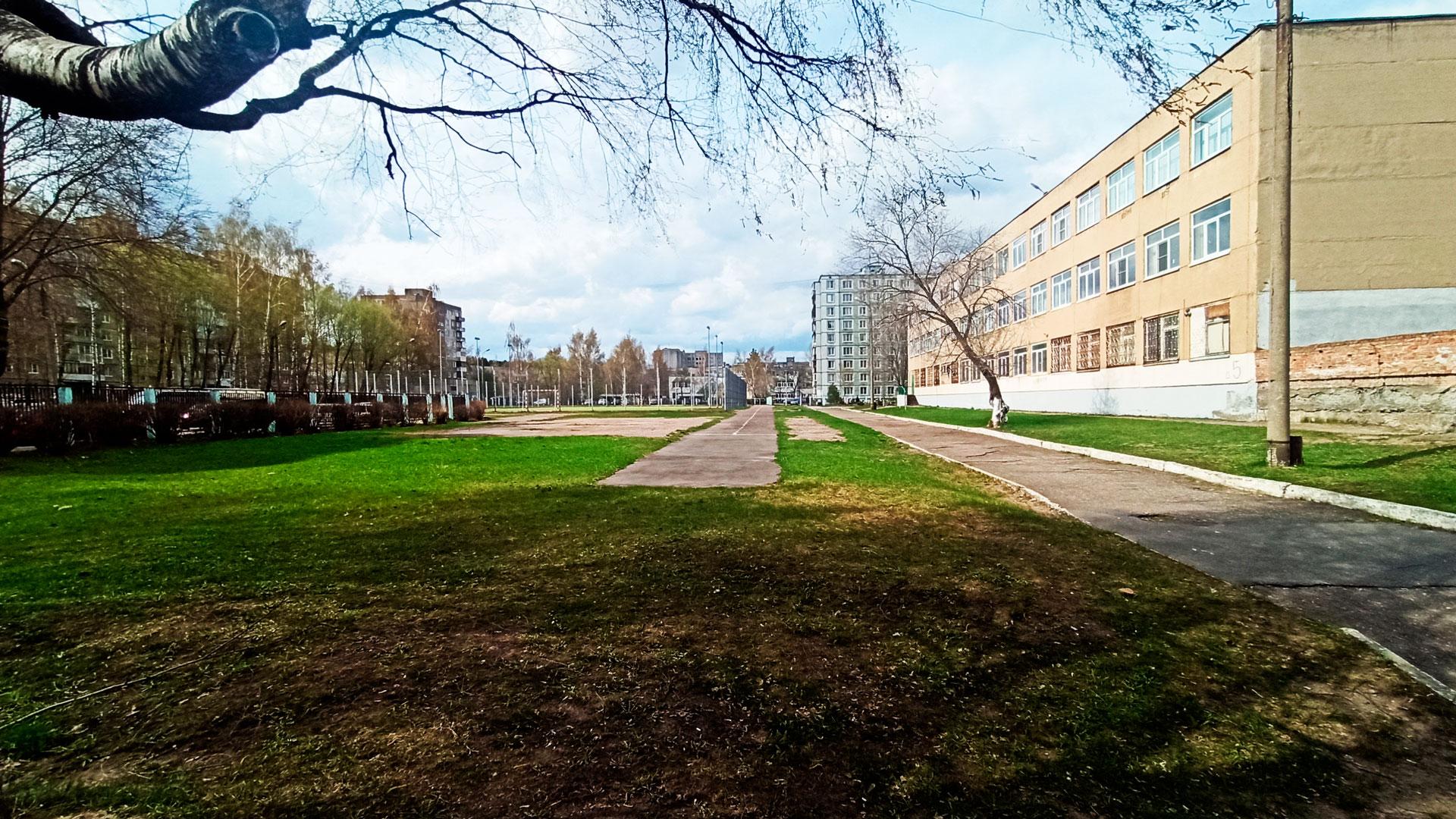 Общий вид здания гимназии № 3 города Ярославля.