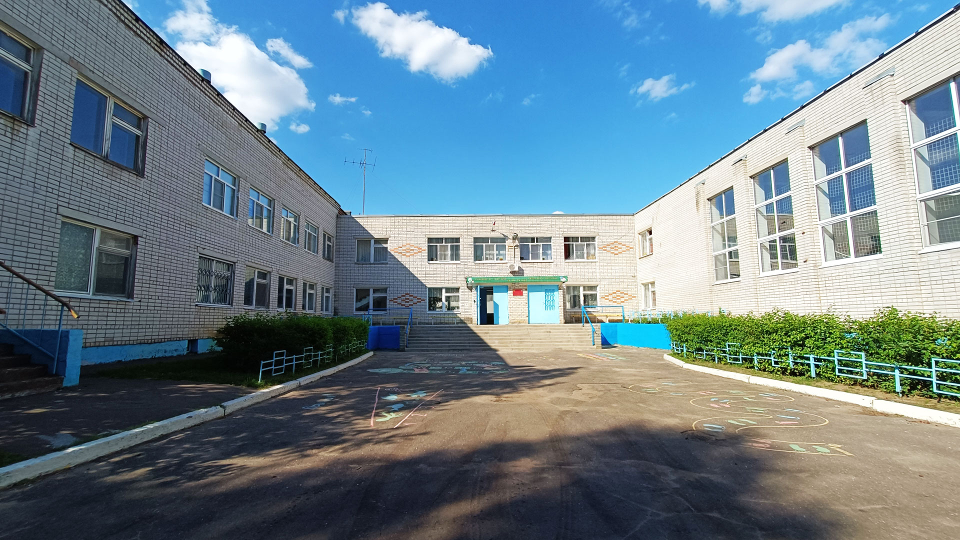 Общий вид здания санаторно-лесной школы города Ярославля.