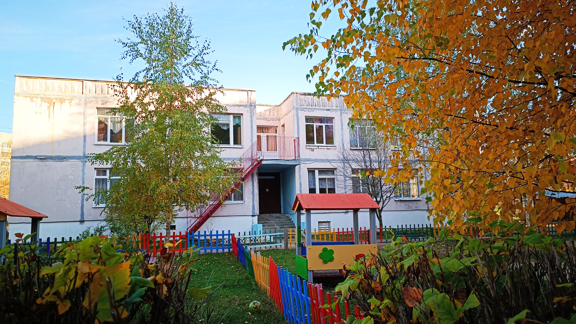 Детский сад 114 Ярославль: обзорный вид здания и территории д/с.
