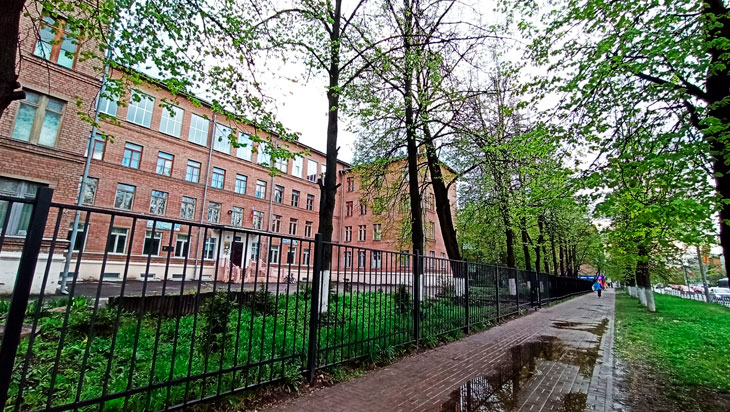 Школа 25 Ярославль: общий вид со стороны Угличской улицы.