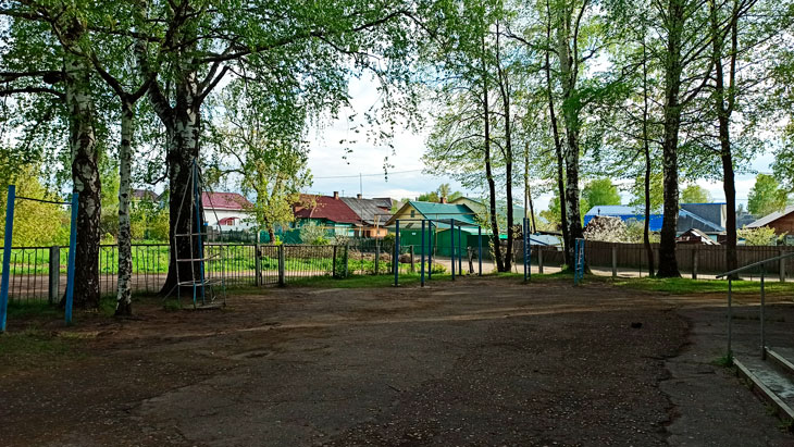 Силовой спортивный городок во дворе школы 46 города Ярославля.