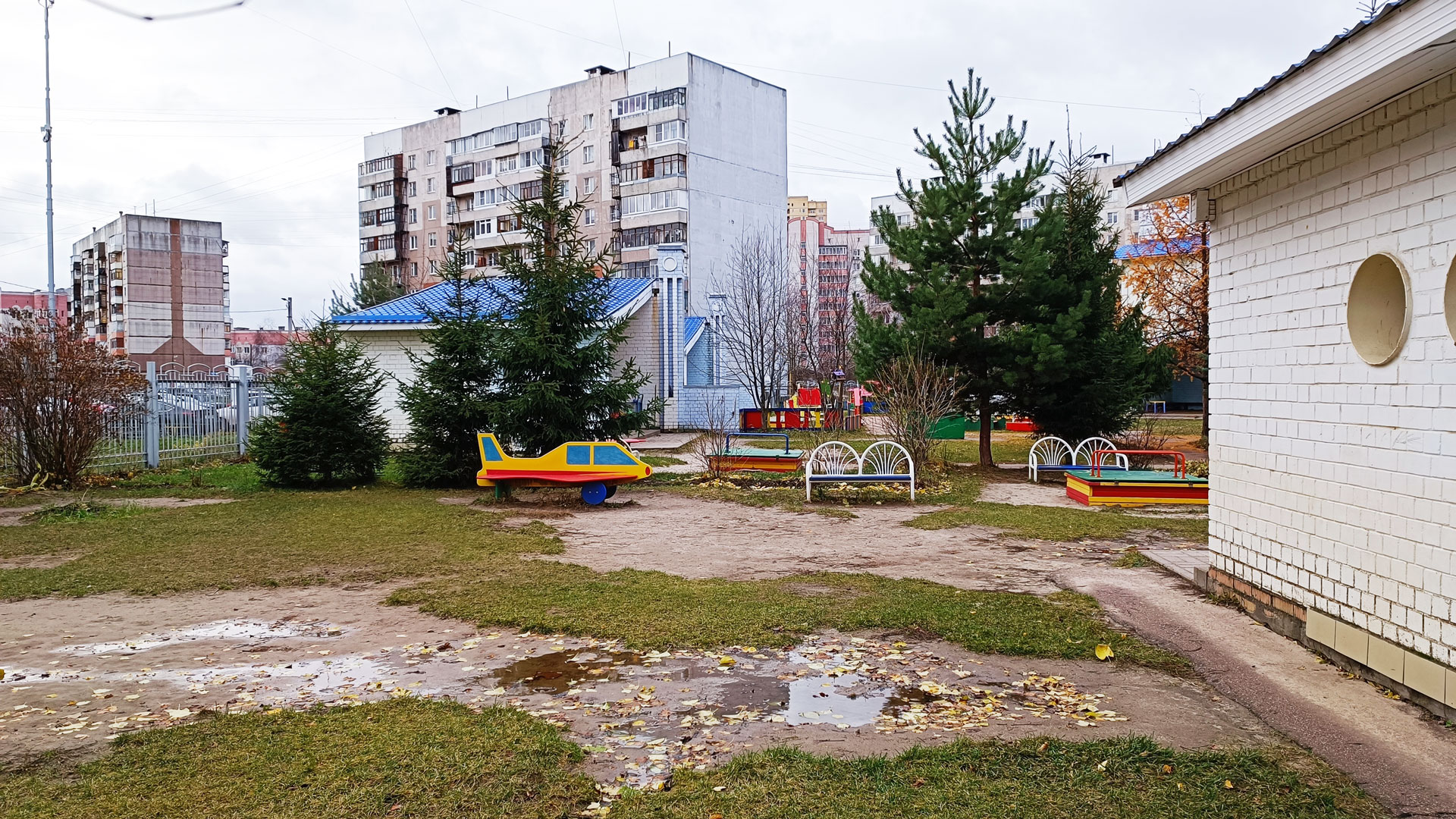 Детский сад 100 Ярославль: площадка для прогулок. 