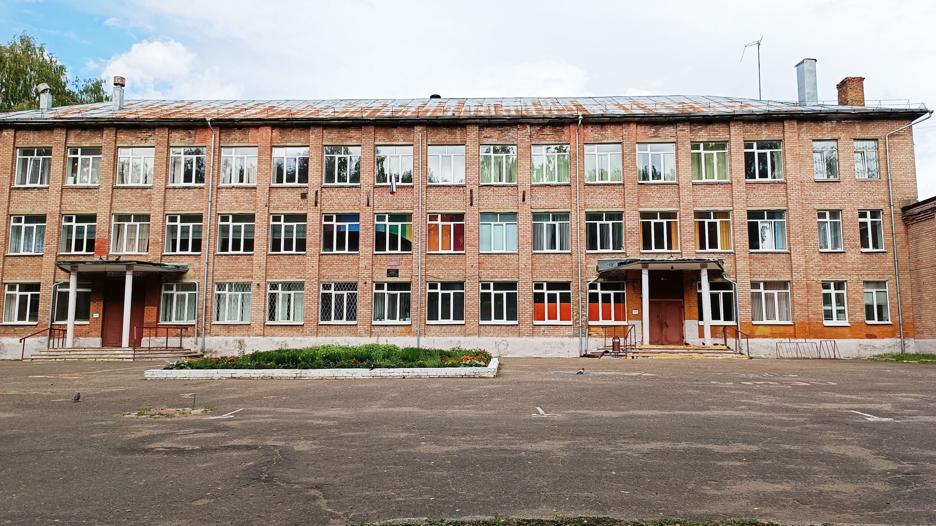 Школа 77 Ярославль: центральный вход в здание учреждения.