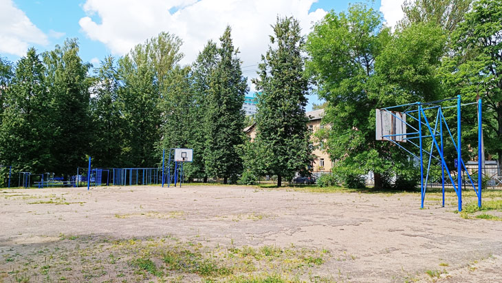 Площадка для баскетбола в 75 школе Ярославля.