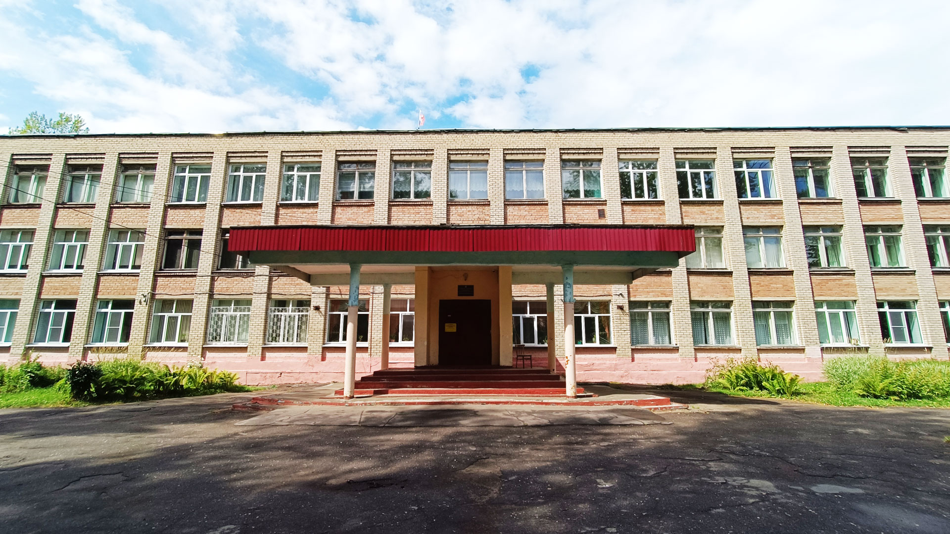 Школа 41 Ярославль: центральный вход в здание учреждения.