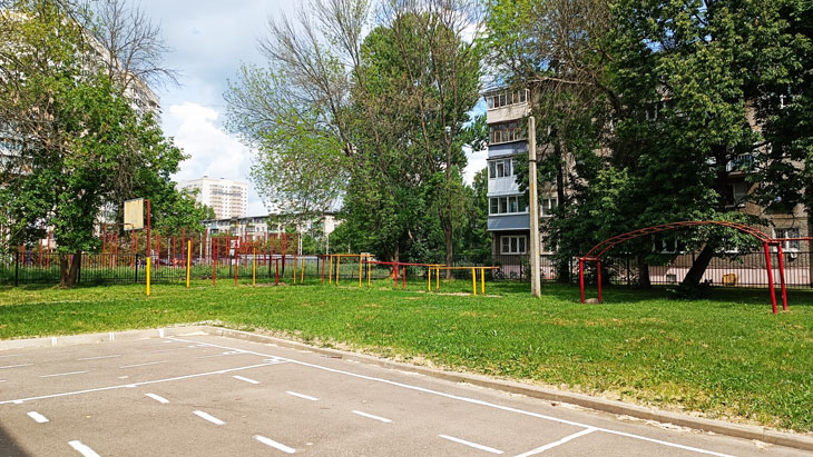 Спортивная баскетбольная площадка школы 72 Ярославля.