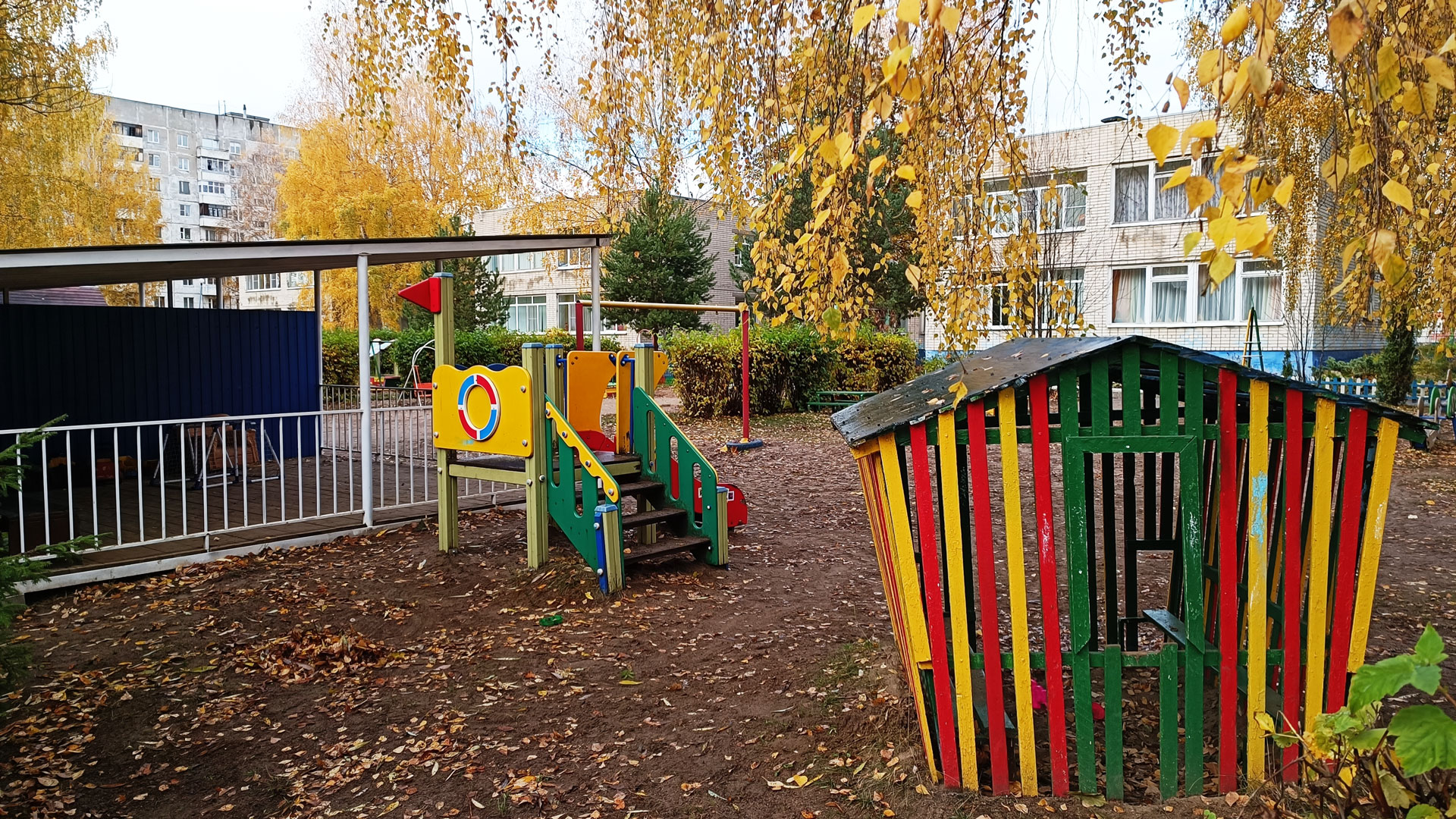 Детский сад 55 Ярославль: 1-я Приречная 19а, игровой городок.