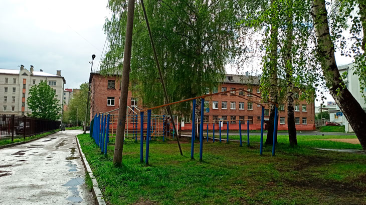 Силовой спортивный городок, расположенный во дворе школы № 7 в Ярославле.