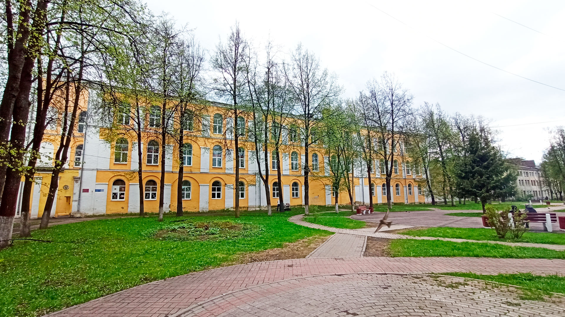 Школа 96 Ярославль: общий вид школьного учреждения.