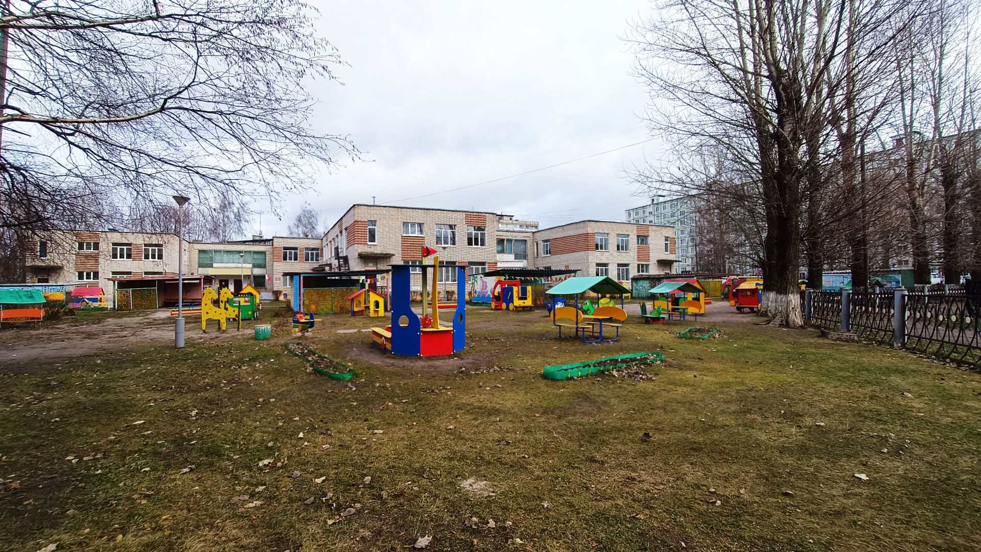 Детский сад 97 Ярославль: участок для прогулок (Орджоникидзе, 4а).