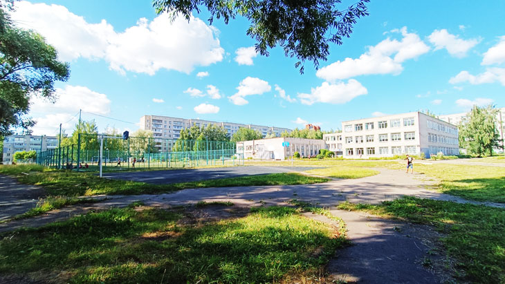 Школа 28 Ярославль: панорамный вид территории и здания.