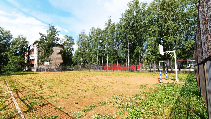 Спортивная площадка школы 27 в городе Ярославле.