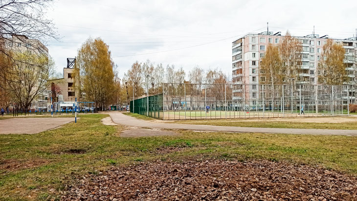 Школа 52 Ярославль: огороженная спортивная площадка.