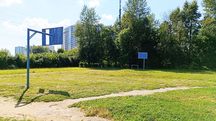 Баскетбольная площадка школы 35 в городе Ярославле.
